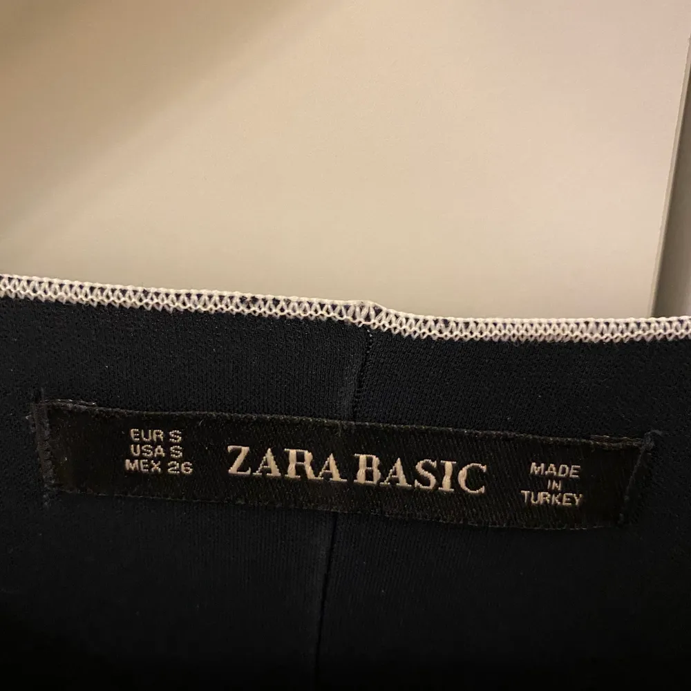 En mörkblå topp från Zara i stl S. Köpt för några år sedan men använd endast fåtal gånger. Kan mötas upp i Borås annars står köparen för frakten. Toppar.