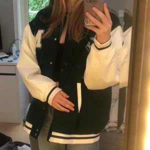 jacka - Grön varsity jacka från h&m💕 köpt i somras men användes bara 1 gång. kan mötas upp i stockholm annars står köparen för frakt💓