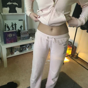 Juicy couture  - Säljer detta jätte fina ljus rosa juicy byxor storlek xs, jätte bra pass form och bra kvalite, köpt här på Plick, äkta, ej fickor, säljer även hoodien ifall bra pris, sista bilden är bak på hoodien, köpt direkt för 566 kr inklusive frakt