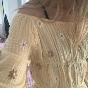 Blus  - Super söt från zara barn🤍Storlek 13-14 motsvarar xs-s (164 cm)🤍🤍Säljer pga förliten