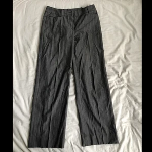 Grå kostymbyxor  - Bra skick har använt dom bara ett fåtal gånger 