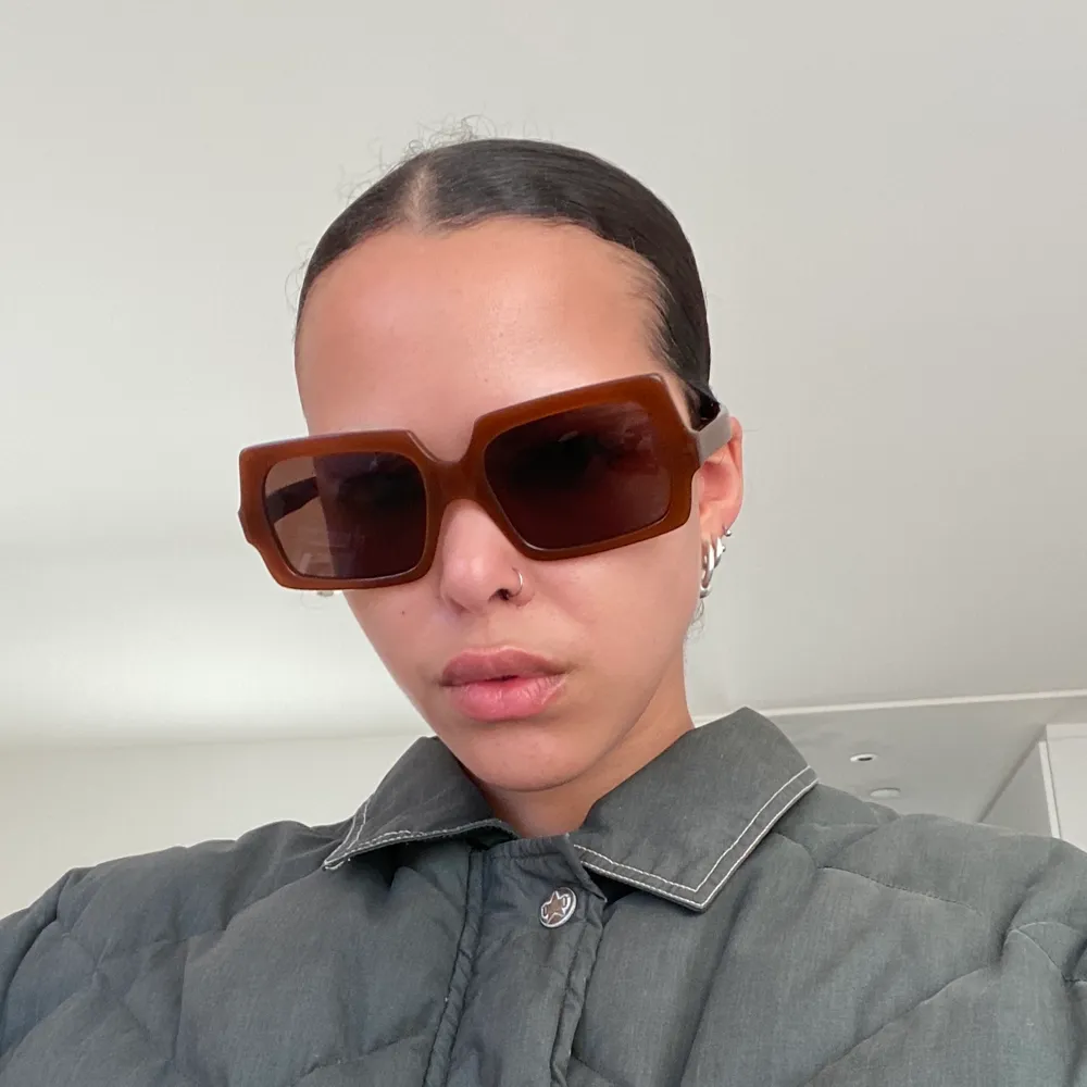 Acne Studios solglasögon i modellen Large George. Minns inte vad färgen hette men de ser ut som på bild, lite brun-röda. Nypris 3000 kr. Har ej kvar låda eller kvitto, endast en sån där solglasögon-ficka . Accessoarer.