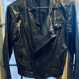 Barbara I Gongini läderjacka  - Str xs, läderjacka från märker Barbara I Gongini. Nypris 7000,-  prisen kan diskuteras. Bra kvalitet, använd två gångar. 