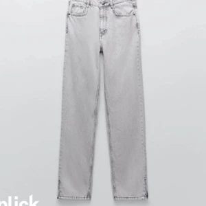 Zara jeans - Säljer dessa skitsnygga gråa jeans från zara ⚡️⚡️ Knappt använda så de är som nya. Kan skicka fler bilder privat!