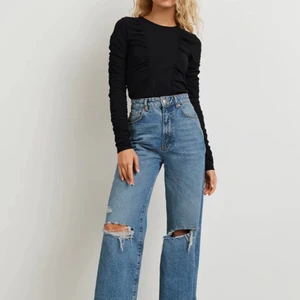 gina tricot jeans strl 36 - aldrig använt beställde fel storlek annars skulle jag behållt dom. helt nytt skick väldigt fina kvittot finns kvar! köpta för 599