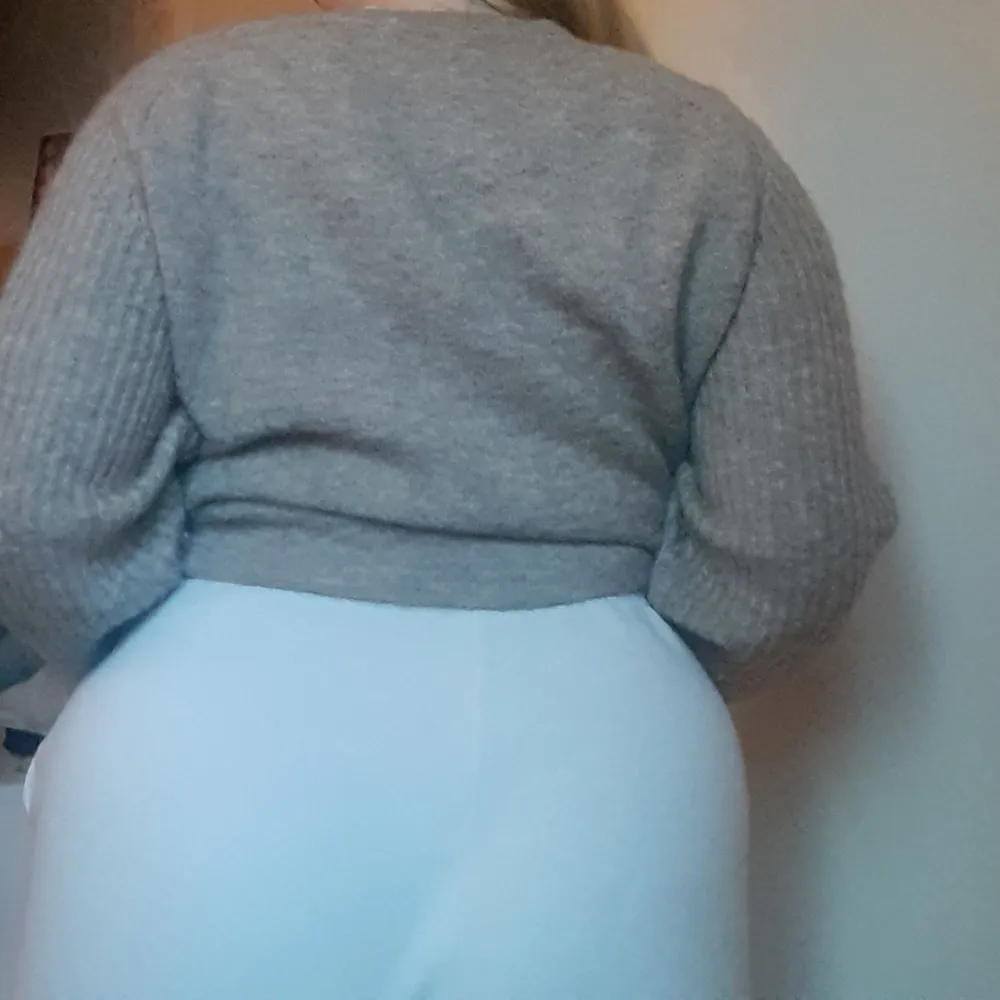 Detta är en äkta By Malene biger stickade tröja i storlek M I stickad material och den är typ mörk begie och har en slits vid armen super fin har använt den 1-2 gånger men inte mera. Jag köpte tröjan för 1500 kr nu får ni denna för 1000 kr . Neuleet.
