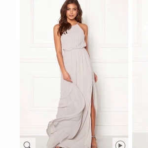 Ljusgrå balklänning - Säljer denna fina helt oanvända balklänningen från bubbelroom! Prislapp finns kvar💕 Köpt för 599 kr, säljs för 350 kr