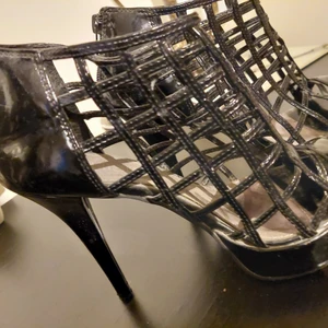  Super snygga högklackade  -  Lack högklackade   med blixtlås baksidan. 