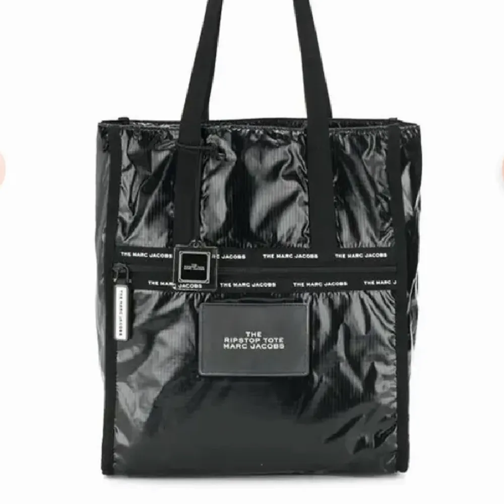 Säljer min supersnygga svarta väska från Marc Jacobs i modellen ”ripstop tote”. Den är rymlig och praktisk och har ett stort innerfack. Perfekt som en vardagsväska eller träningsväska då väskan även är mycket lätt. I gott skick men har tappat ett ”handtag” till dragkedjan (syns på sista bilden) men dragkedjan funkar fint ändå! Nypris 2000kr. Väskor.