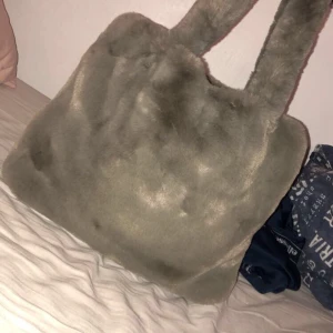 Väska  - Aldrig använt den, fluffig i olivgrön färg. Bra storlek 