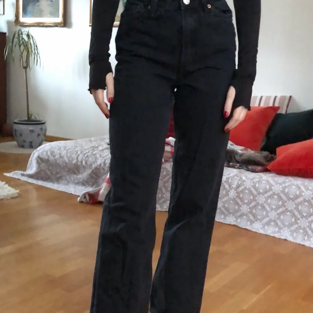 Ett par raka jeans från Monki i modellen Taiki higwaisted, de är i stl 24 eller en xs, lite korta på mig som är 164!😊. Jeans & Byxor.