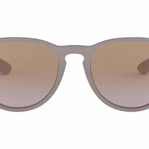 Säljer ett par nästintill helt oanvända solglasögon från Rayban i modellen Erika. Inga repor. Fodral och kartong medföljer! 