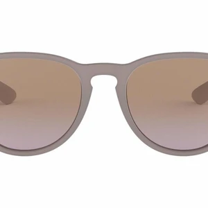 Solglasögon Rayban Erika - Säljer ett par nästintill helt oanvända solglasögon från Rayban i modellen Erika. Inga repor. Fodral och kartong medföljer! 
