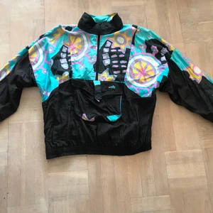 Vintage vindjacka - Resår vid ärmar samt längst ner. Fint mönster. Fodrad med mjukt tyg inuti. Köpt den second hand. Jag själv har bara använt den en gång. Ingen storlek men passar S/M beroende på önskad fit.