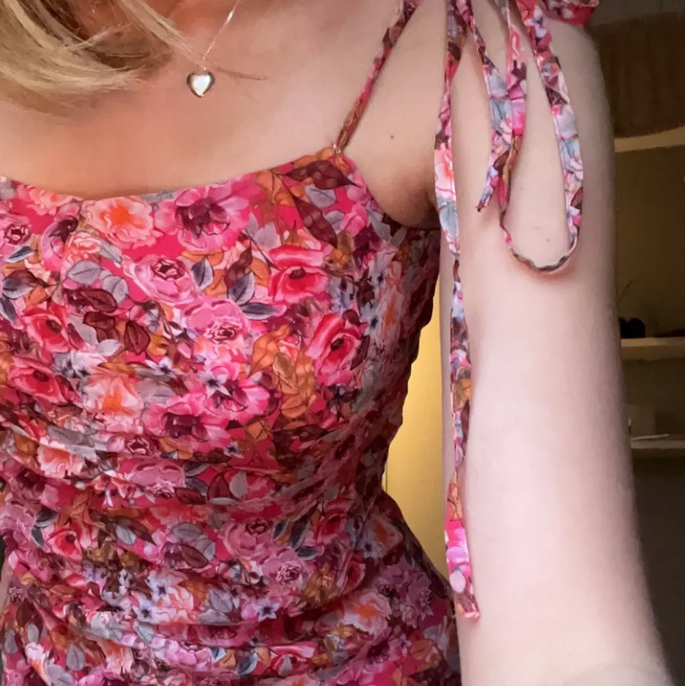 En super fin sommar klänning från NAKD, rosa med blommor. Med volanger. Helt underbar! Kontakta vid intresse eller frågor! Super fint skick!. Klänningar.