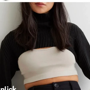 Stickade ärmar/ Bolero - Super snygg å aldrig använd . Säljer då jag inte känner mig bekväm med polo krage. Säljer för 200 kr eller högsta bud.