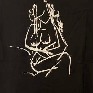 Abstrakt t-shirts  - Svart t-shirt med ett abstrakt tryck ifrån nakd💘