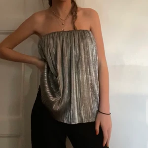 Silvrig kjol/topp - Superfin silvrig glittrig kjol som funkar både som topp och kjol. Från hm.