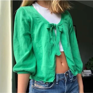 Kofta Gina Tricot - Supersöt kofta från gina tricot som jag köpt här på plick men inte fått använding för🌟 Jättebra skick!! Storlek M men passar xs-m. (skriv för fler bilder/frågor)