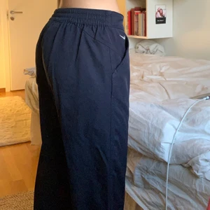 Nike byxor  - Säljer dessa väldigt snygga byxorna från Nike då dom inte kommer till användning!!  På bilden är byxorna nedvikta, vilket gör att dom kan bli mindre lågmidjade vid önskemål💞 köparen står för frakten men jag möter även upp i Lund💞 