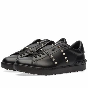 Valentino skor - Säljer dessa valentino skor i storleken 38. Skriv för fler bilder. Köpta här på plick men passade tyvärr inte mig. Köparen står för frakten💕