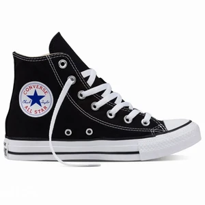 nya svarta converse i strl 37 - Helt nya och oanvända svarta converse i strl 37 som säljes då det var fel storlek för mig! Superfina nu till våren 🤎 (säljs i originalkartong)