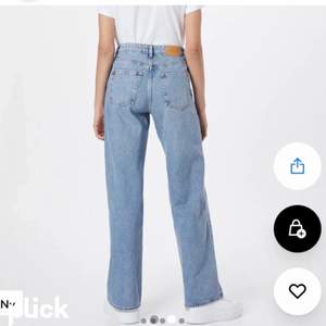 Lånade bilder! Vill ni ha fler bilder från mig så är de bara att skriva så fixar jag de, ett par blåa vida jenas från monki, köpta för 400 kroner. Jätte bra skick syns inte att dem är använda, säljer dem för jag har blivit för lång😭 (jag är 170 och dem sitter lite för kort typ ner till ankeln)