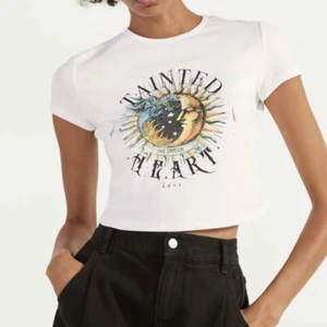 Bershka vit crop top - söt crop top från bershka, används tyvärr inte längre 🤎