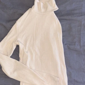 Beige tröja - Säljer denna beiga tröja som använts 1 gång. Skriv privat vid intresse💓