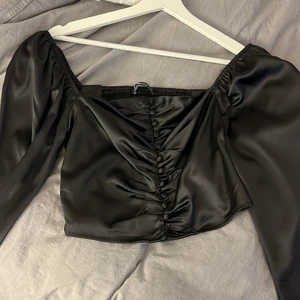 Tröja - En fin tröja som passar till fest. Kommer inte till användning finns även prislapp kvar. Köpt på ginatricot för 399kr. Som ni ser på andra bilden så har en knapp gått av inget som man tänker på eller syns. Därav säljer jag det för en billig peng.