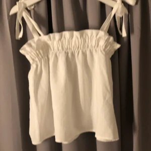 Vitt super fint linne🤍🤍 - Super snyggt o trendigt linne ifrån Hm!🤍Helt i nyskick bara använt nån enska gång!skriv gärna för fler bilder.