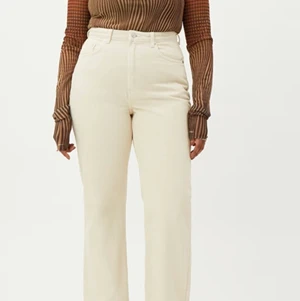Straight jeans - Säljer dessa beige/vita rowe jeans (straight fit) från weekday i storlek w27 l30 (jag är en s/m). Nypris 500kr, mitt pris 250kr