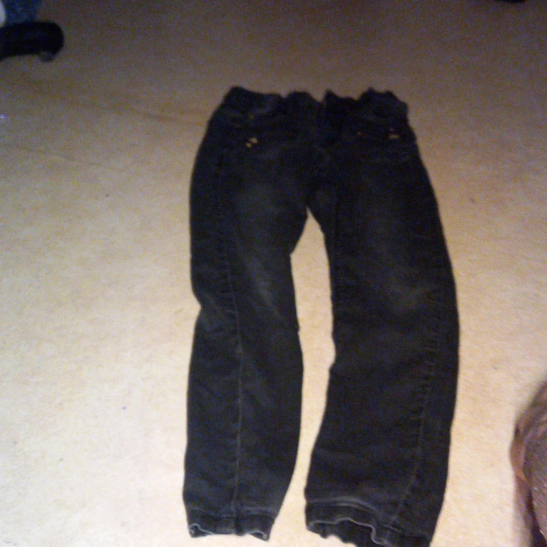 Svarta jeans 40 kr plus frakt 15 kr - 90