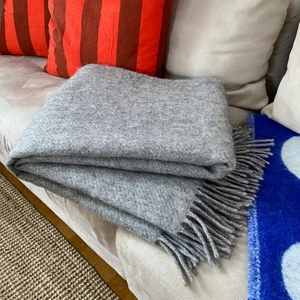 Klippan - Ullpläd  - Måste sälja min fina Ullpläd från Klippan då jag fått en ny filt. Den är superfin i skicket och välbehållen. Nypris: 899:-. kommer från djur och rökfritt hem. Den är varm och gosig, ull från Gotlands får. Pris är diskuterbart vid snabb affär ☀️