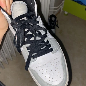SMOKE GREY NIKE JORDAN 1s - Smoke grey mids pris kan diskuteras ganska använd drf kan vi ändra på priset köpt för 1400kr