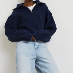 Knitwear - Säljer min blå stickade tröja från ginatricot i storlek L. Har vanligtvis M och den sitter så bra på!! Säljs för att den knappt används. Frakt tillkommer ☺️ först till kvarn!!