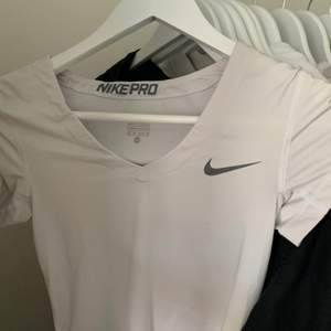 Snygg vit träningstopp från Nike PRO i slim fit☺️ 