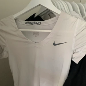 Träningstopp - Snygg vit träningstopp från Nike PRO i slim fit☺️ 
