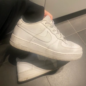 Nike air force 1 - Säljer mina Nike nu eftersom jag ej andvänder dom längre. Skeiv om du är intresserad💕