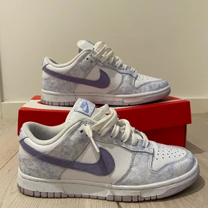 Nike W Dunk Low ’Purple pulse’ 💜 - Kollar intresset på mina knappt använda Nike dunks💕 skosnörena blir lila i solen, uv-ljus. Använda fåtal gånger med crease skydd, därav väldigt bra skick och inga ”väck” på skorna. Kvitto och kartong finns kvar💜 Säljs på resell sidor för ca 2500kr💅🏽