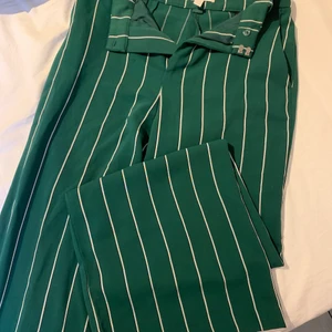 Hm storlek 36 - Säljer dessa fina kostymbyxor från hm i 36, jättefina och prefekt långa för en som är lång. 💚