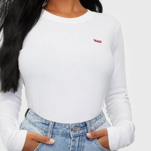 Levis tröja - Första bilden är lånad!!🤍 Tröja från Levis i storlek Xs. Köpt på Carlings för 400kr, säljer för 150. I använt skick men inga defekter!🤍