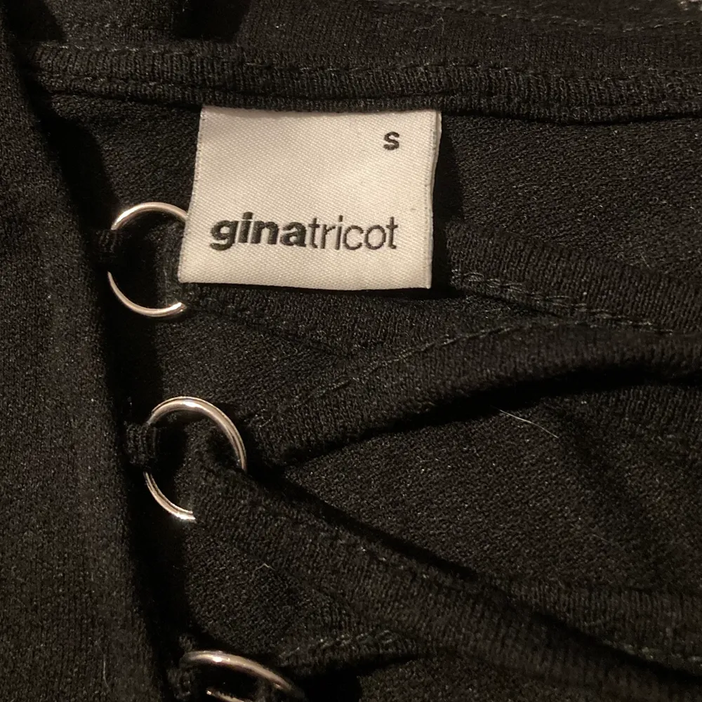 Svart tight klänning från Gina Tricot som går ner till mitten av låren på mig som är 170. Säljer för den inte kommer till användning. Storlek S och passar perfekt på mig som har S. Köparen står för frakt<3. Klänningar.