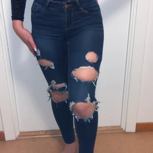 Blå jeans med slitna hål - Jättefina blå byxor med slitna hår i bra skick nästan helst oandvända. Strl S