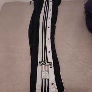 Adidas byxor med knappar - Adidas byxor med knappar på sidorna jätte fina inte använda alls köpte av en annan men passa inte mej stl 34