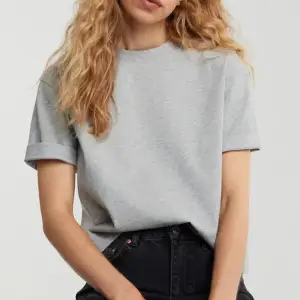 Säljer denna helt oanvända T-shirten från Gina Tricot i storlek S för 159kr men säljer den för 75kr <3 Har en likadan i vit men i storlek XS. Båda är helt oanvända. För fler bilder på detaljer eller frågor, hör av er gärna ☺️🤍