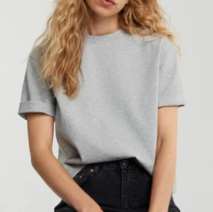 Grå T-shirt  - Säljer denna helt oanvända T-shirten från Gina Tricot i storlek S för 159kr men säljer den för 75kr <3 Har en likadan i vit men i storlek XS. Båda är helt oanvända. För fler bilder på detaljer eller frågor, hör av er gärna ☺️🤍