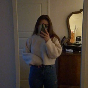 Vit stickadtröja  - Den är i storlek XS men passar mig som är i Storlek M vanligtvis💕 Men den e jätte mysig nu till Hösten också