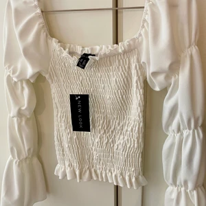 Topp New Look - Vit topp från New Look. Aldrig använd med taggar kvar. Storlek S, 36. 