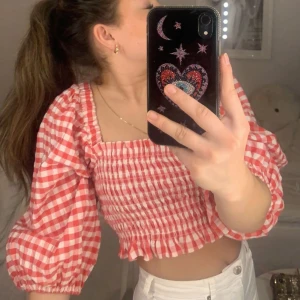 Röd rutig topp❤️ - En super söt topp använd en gång, köparen tror för frakten 📦 